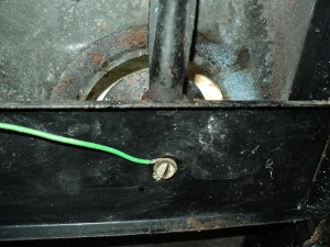 Figura 2: Conexión del cable neutro al chasis de la cocina
