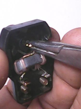 Fig. 9: Inmovilizando el nuevo pin mediante una pequeña torcedura