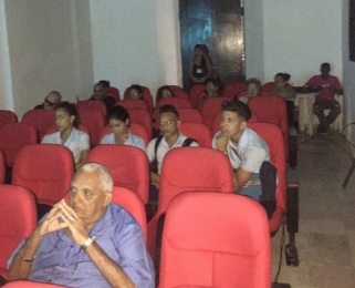 momentos antes de comenzar la presentación de la Revista Tino.