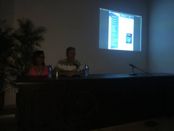 Carlos López Editor Jefe introduce la presentación.