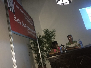 Yolagny Díaz, Directora de Tino, hace la presentación de la misma.