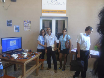 Director Provincial de los JCCE en Matanzas Orlando Matheu en la exposición de la Revista Tino