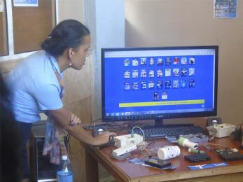 Janny Macía Alés explica el funcionamiento de una multimedia que contiene productos y servicios de JCCE, entre los que se encuentra Tino