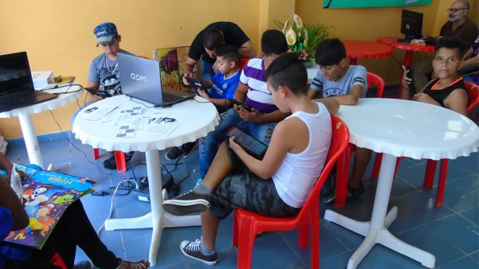 Cultura y tecnología en Feria del Libro en la capital de Mayabeque Fig. 1. Feria del Libro en Mayabeque