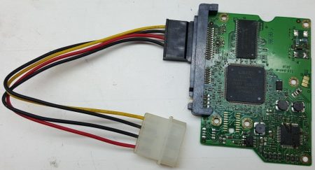 Fig. 2. Placa controladora (defectuosa) de un disco duro SATA conectada a un adaptador Molex-SATA. - #RevistaTino