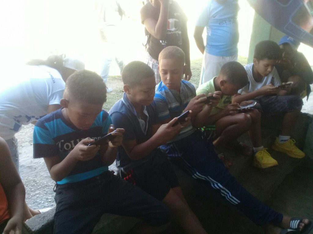 Fig. 2. Niños en el barrio participan en competencias de videojuegos #RevistaTino
