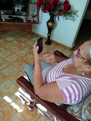 Fig. 1. Adulta mayor practicando sus habilidades aprendidas con el teléfono gracias a Curso extramuros, gran oportunidad para el adulto mayor - #RevistaTino    