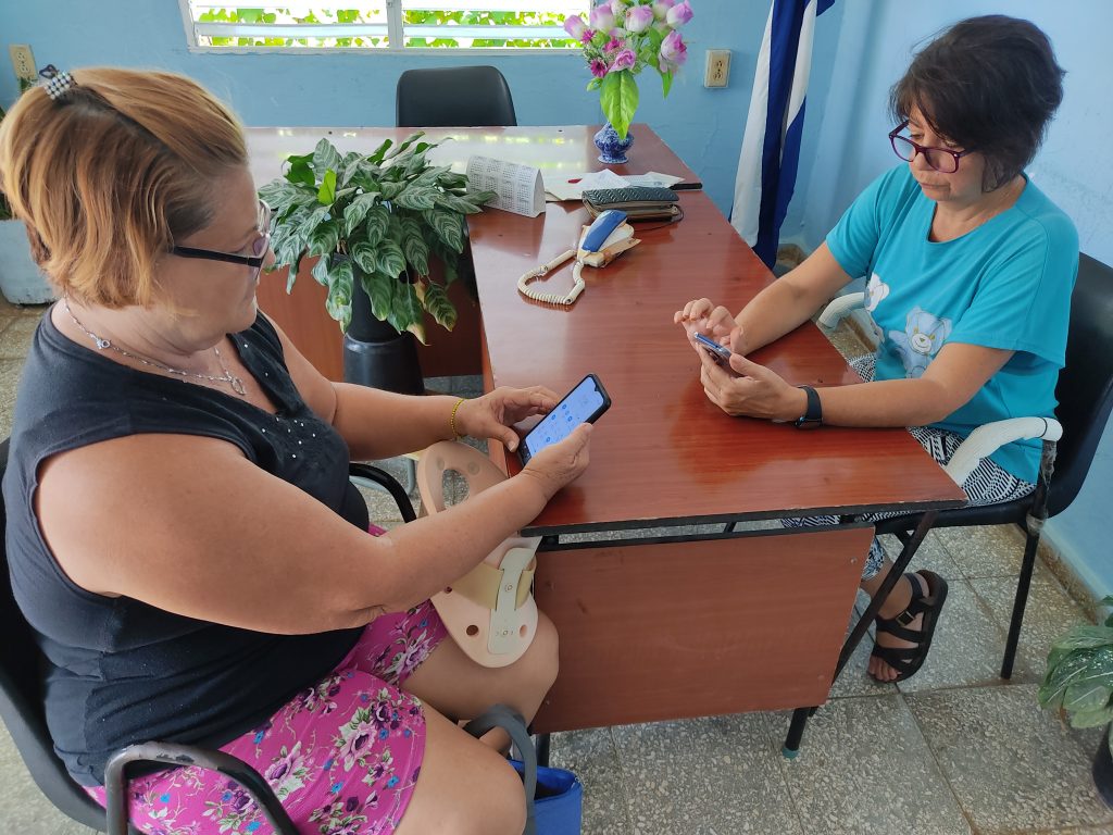 Fig. 2.  Los adultos mayores reciben asesoramiento con la tecnología móvil. #RevistaTino