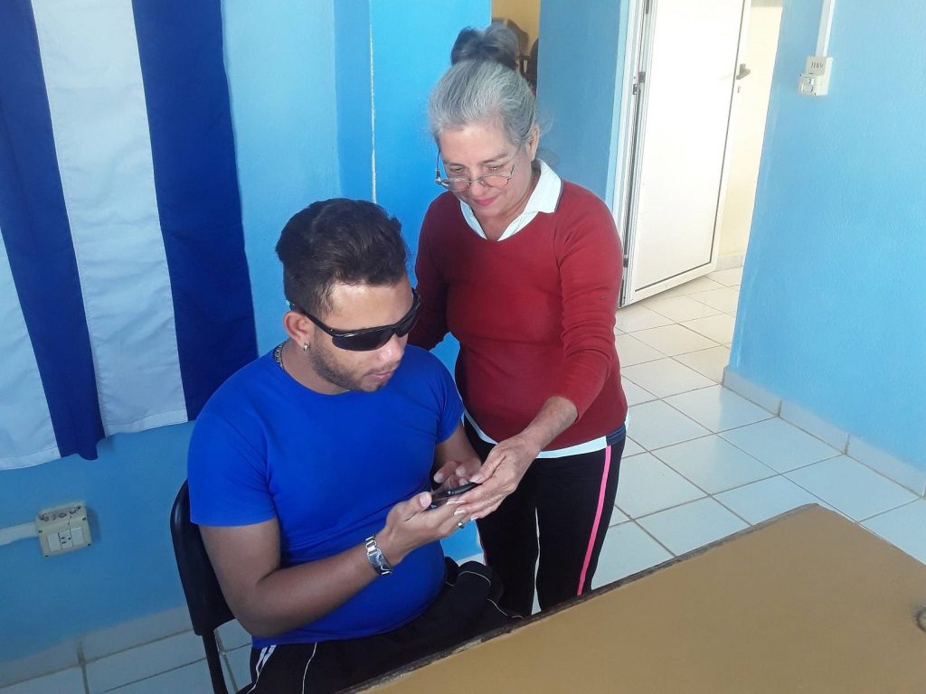 Fig. 1. Instructora compartiendo sus conocimientos a un joven en situación de discapacidad - #RevistaTino