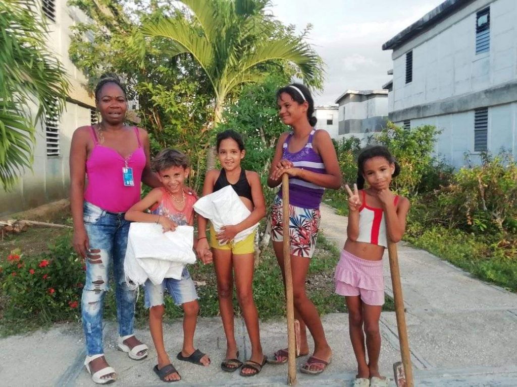 Fig. 1. Yunis Leydis Martínez González junto a algunas niñas del proyecto Sonrisas de verano - #RevistaTino