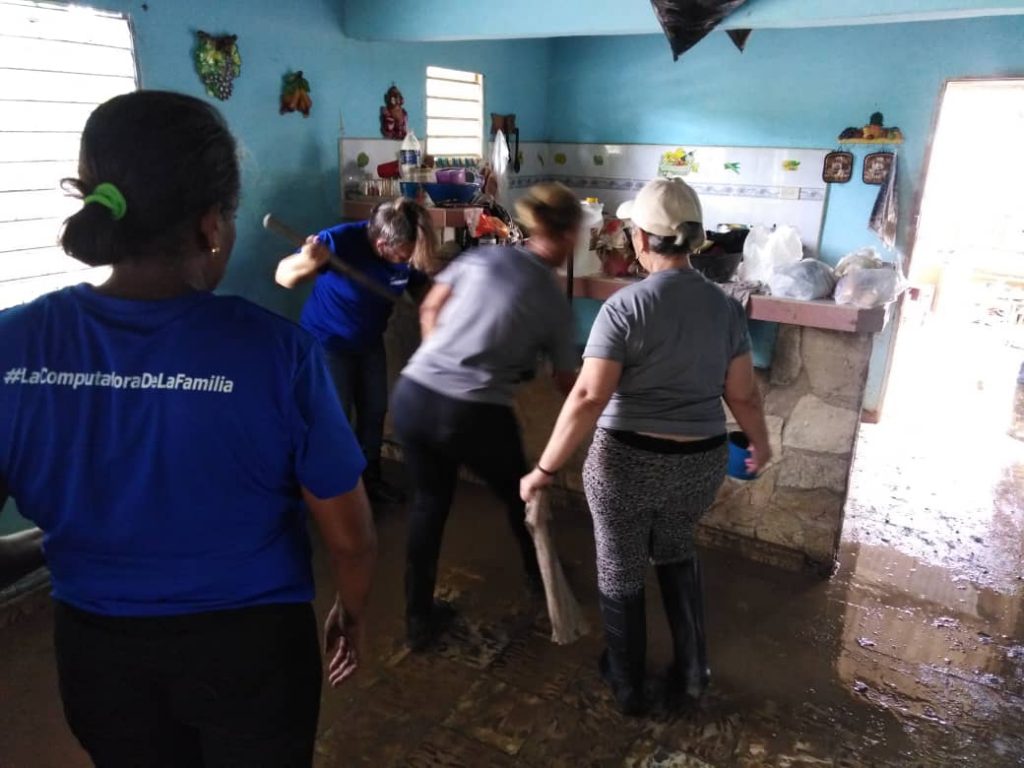 Fig. 1. Trabajadores de los Joven Club ayudando en la recuperación de los daños causados por Oscar - #RevistaTino