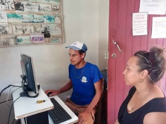 Fig. 1. Yordanis dando solución a os problemas presentados por un cliente #RevistaTino