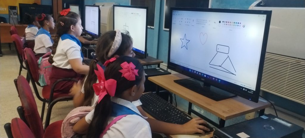 Fig. 1. Niños de primaria ganando experiencia y profundizando en el Bosque Tecnológico #RevistaTino
