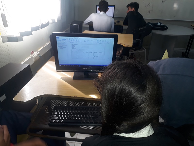 Fig. 1. Estudiantes de primer año del Instituto Politécnico Industrial en su práctica laboral en Joven Club #RevistaTino