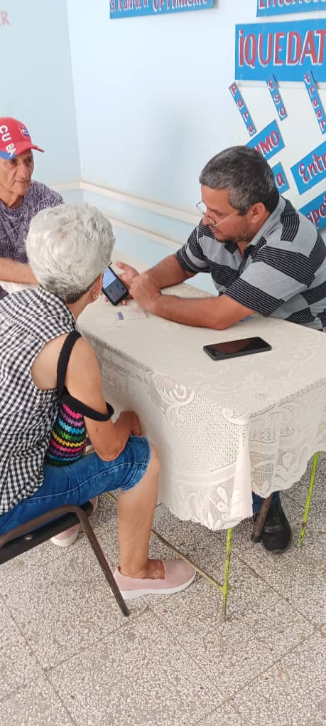 Fig. 1. Asesorando a los clientes. #RevistaTino Fig. 1. Asesorando a los clientes en la venta. #RevistaTino