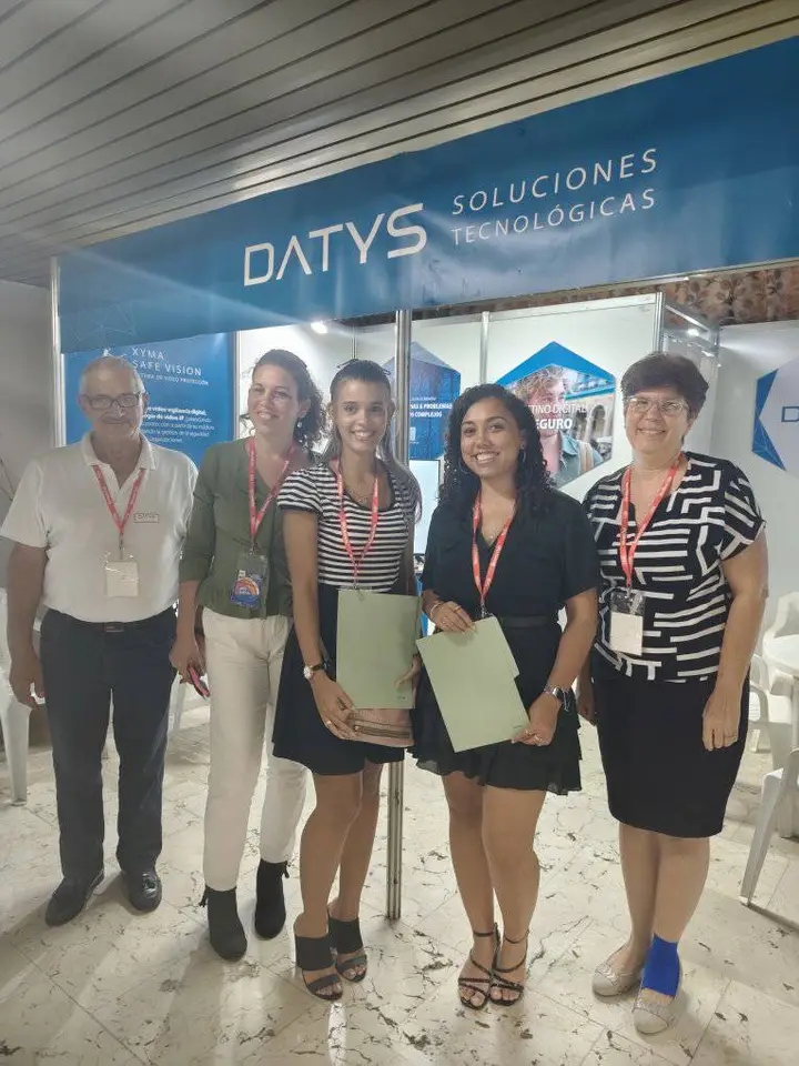 Fig. 3. Integrantes del grupo de Joven Club interactúan en el Evento. #RevistaTino