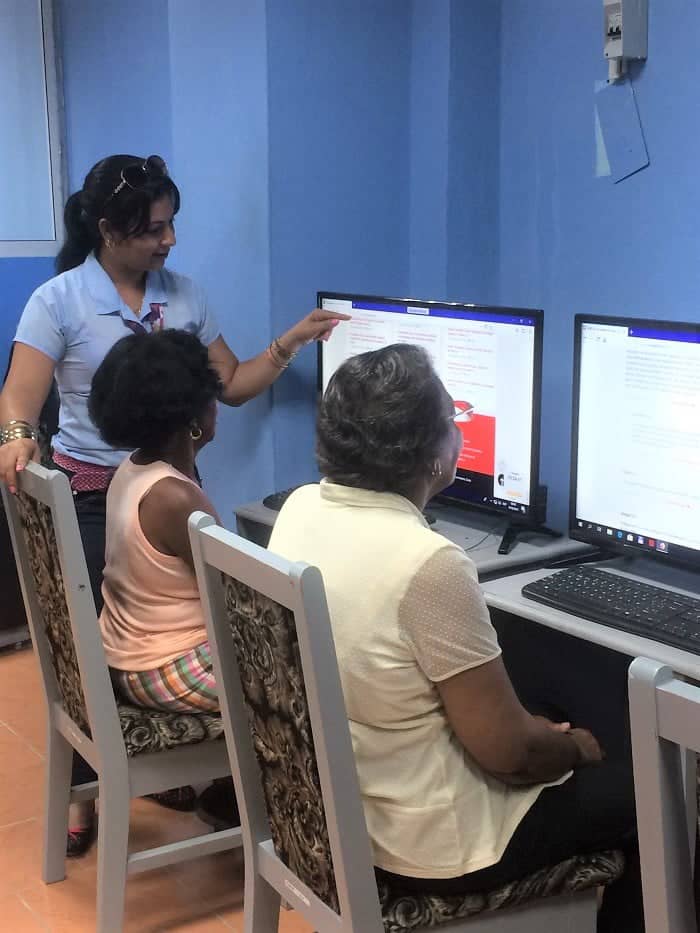 Fig. 1. La población recibe los servicios de Joven Club. #RevistaTino