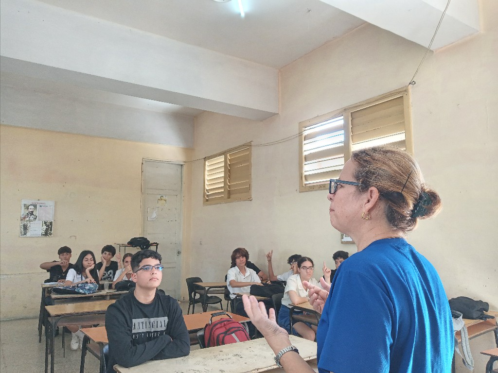 Fig. 1. Estudiantes reciben charla sobre ciberseguridad. #RevistaTino