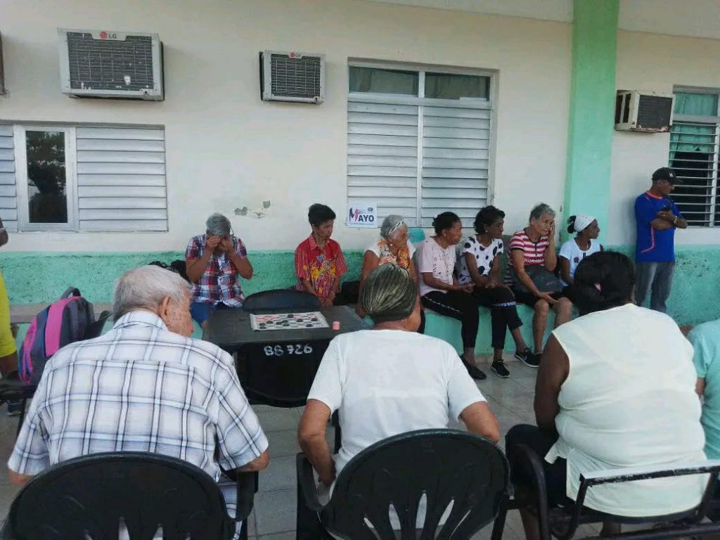 Fig. 1. Los abuelos en actividades del proyecto comunitario