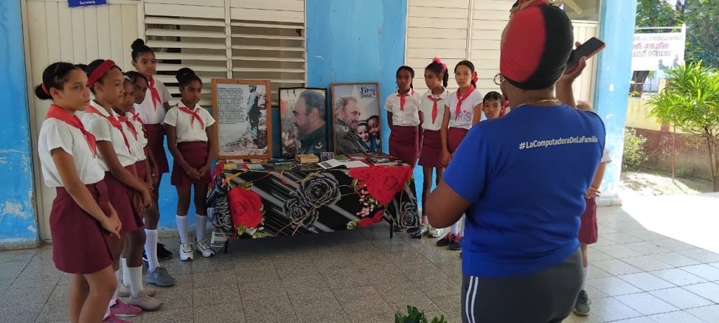 Fig. 1. Las niñas desarrollando su vocación  tecnológica. #RevistaTino