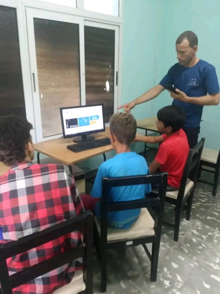 Fig. 1. Trabajo personalizado con cada niño Revista Tino