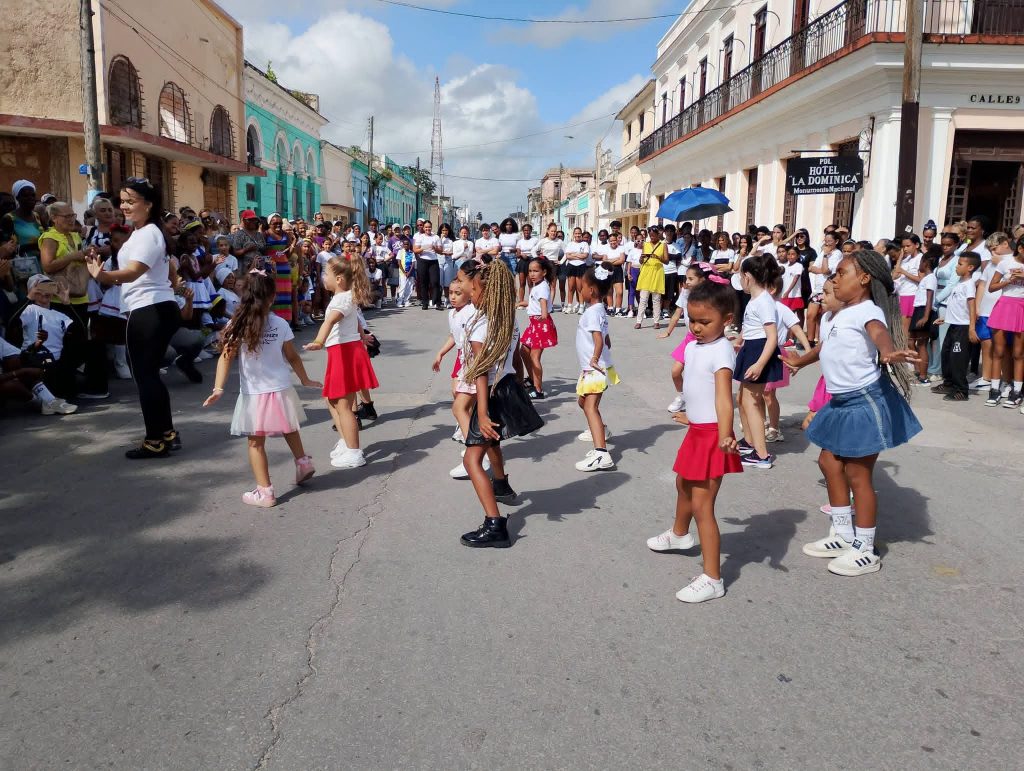 Fig. 2. La coreografía preparada por los pequeños y su instructora no se hizo esperar
