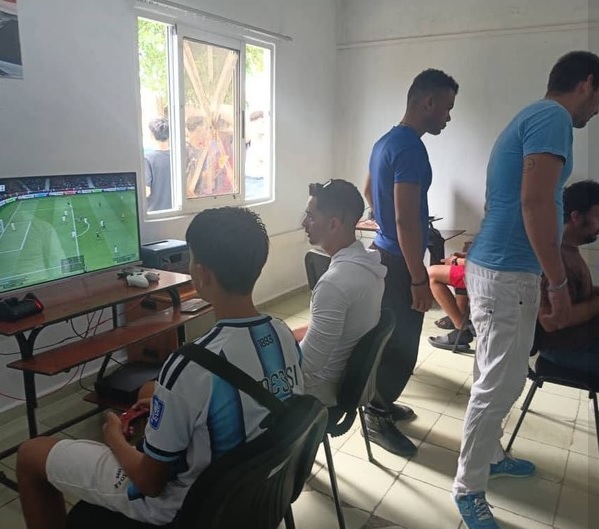 Fig. 2. Niños y jóvenes disfrutan de las actividades del Joven Club - Revista Tino